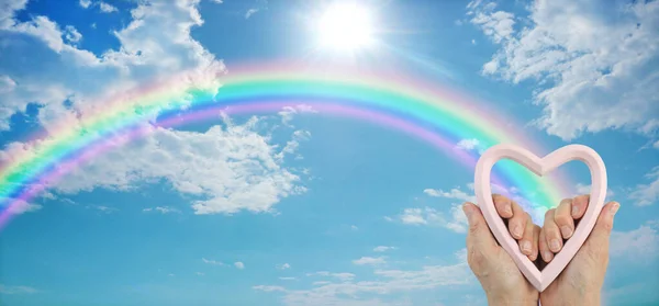 Enviándole Hermoso Arco Iris Desde Corazón Manos Femeninas Sosteniendo Marco — Foto de Stock