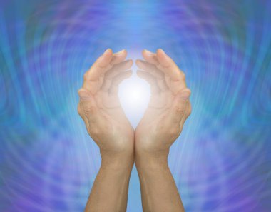 Titreşen Kuantum İyileştirme Enerjisi - avuçlanmış kadın elleri mavi yeşil enerji matrisinin arka planına karşı beyaz iyileştirici ışığı kucaklıyor 