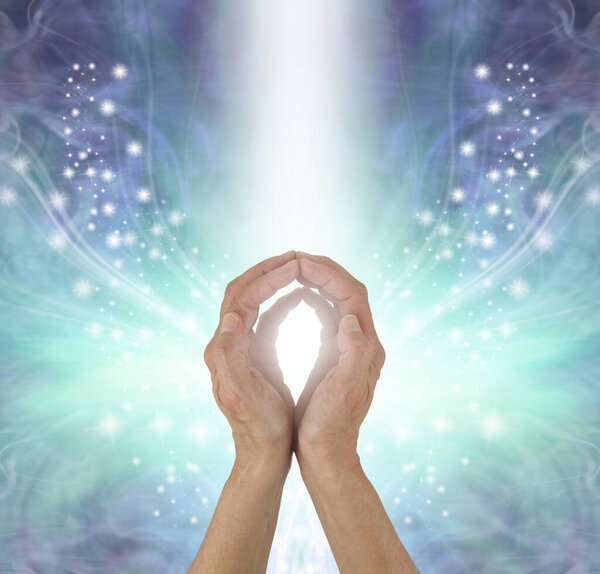 Отдаленно посылая энергию туда, где нужно - женские руки с чашечками, касающимися взрыва искр на фоне синего фона и вала белого света плюс пространство для копирования сверху