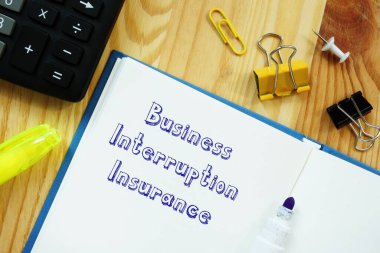 Finansal konsept: İş Sözleşmesi Sigortası. Kağıt üzerinde imzası var..