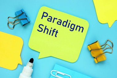 Fotoğrafta Paradigma Vardiyası yazıyor. Not defteri, kalem, işaret.
