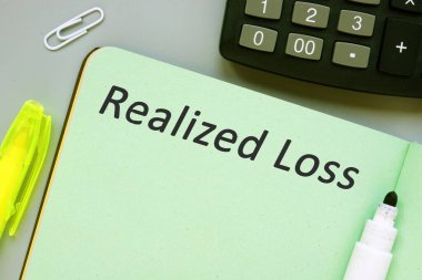 Fotoğrafta Realized Loss yazıyor. Not defteri, kalem, işaret.