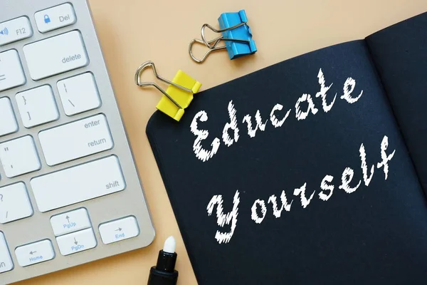 Bildungskonzept Über Educate Yourself Mit Schild Auf Dem Zettel — Stockfoto