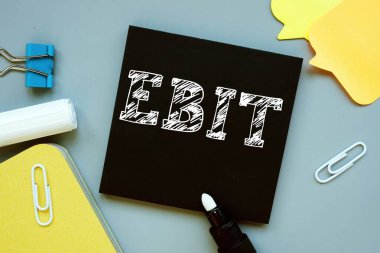 İş konsepti: Faizden Önce Kazanç ve Vergi Sayfasında imzalı EBIT.