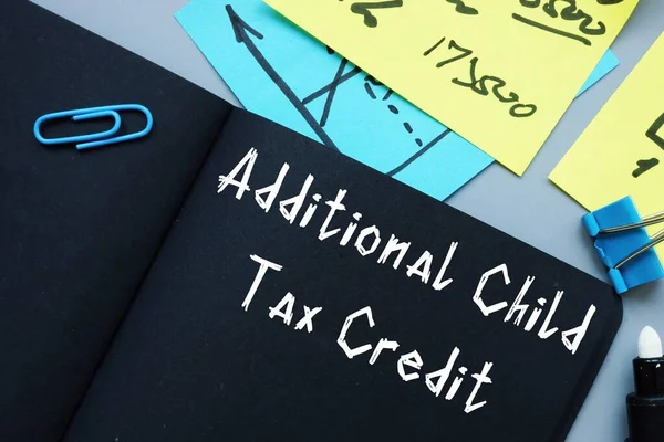 Koncepcja Biznesowa Oznaczająca Dodatkowy Kredyt Podatkowy Dla Dzieci Napisem Kartce — Zdjęcie stockowe