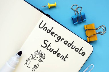 Eğitim konsepti, sayfasında yazı olan lisans öğrencisi demek..