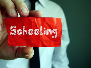 İş konsepti, kağıt parçasındaki cümleyle okulculuk hakkında.