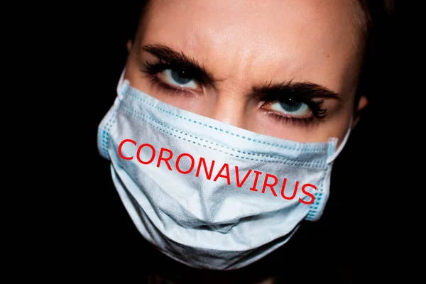Retrato Jovem Mulher Europeia Máscara Médica Descartável Protetora Com Coronavírus — Fotografia de Stock
