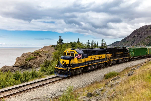 Tåg Rör Sig Längs Spåren Alaska Royaltyfria Stockbilder