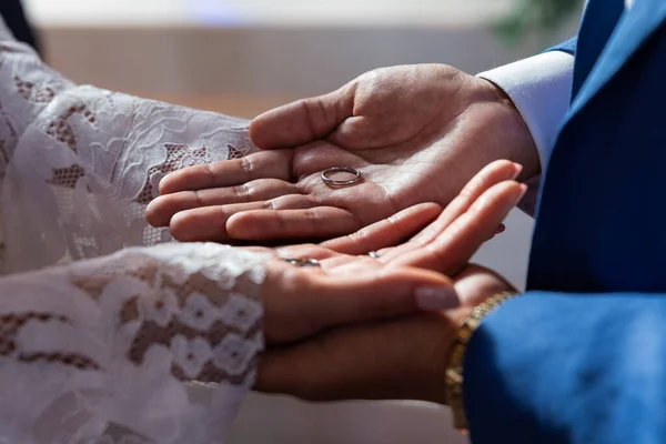 Casamento Feliz Casal Segurando Seus Anéis Noivado Meio Cerimônia Casamento — Fotografia de Stock