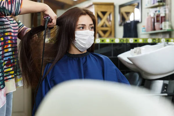 在隔离和社会疏离期间 一位漂亮的年轻女子在理发店里留着红头发 — 图库照片