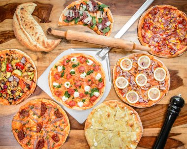 Bir masa dolusu mantarlı ve peynirli pizza, yassı restoran örtüsü. 
