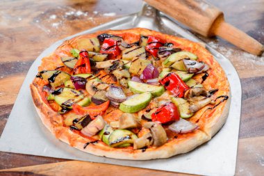 Mantarlı ve peynirli pizza. Ahşap masa fırın kabuğu renginde.