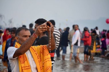 Güneş selamlama ayini olarak adlandırılan Surya Namaskara veya Surya Namaskar.Bu fotoğraf banaras, Hindistan 'da çekildi.