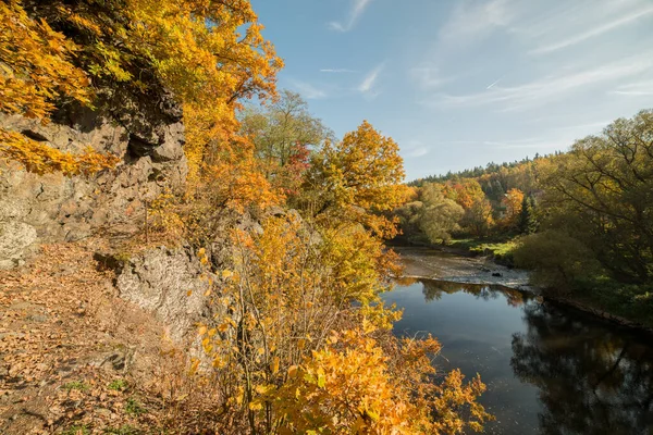 Скалы Над Рекой Осенью Возле Чеха Стрибро — стоковое фото
