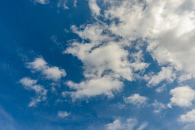 Beyaz bulutlu mavi gökyüzü, ton haritası