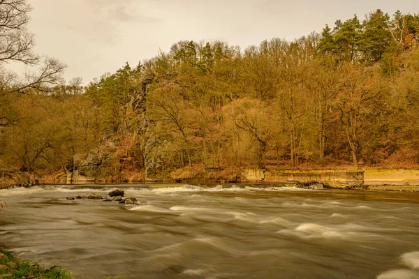 Rivier Met Oude Gebroken Stuw Watervallen Eronder Herfst Lange Blootstelling — Stockfoto