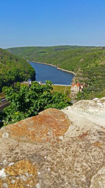 Nehirli valeye güzel bir manzara