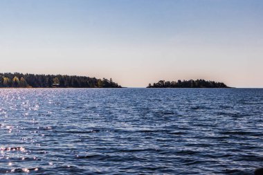 İsveç doğada birkaç adası olan bir gölde