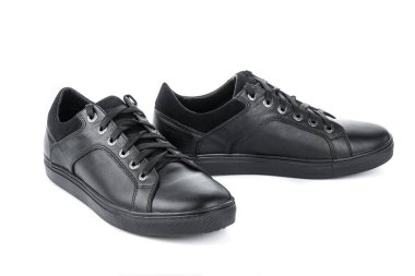 Beyaz arka planda erkek ayakkabıları