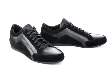 Beyaz arka planda erkek ayakkabıları