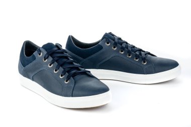 Beyaz arka planda erkek ayakkabıları