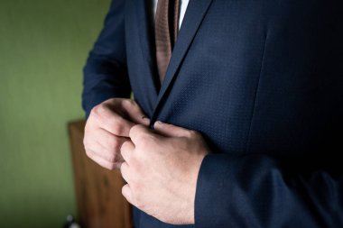 Erkekler takım elbise giyer.