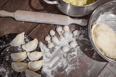 Çiğ hamur köftesi, patates ve soğanlı koyu ahşap masa Varenyky.