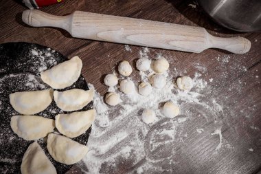 Çiğ hamur köftesi, patates ve soğanlı koyu ahşap masa Varenyky.