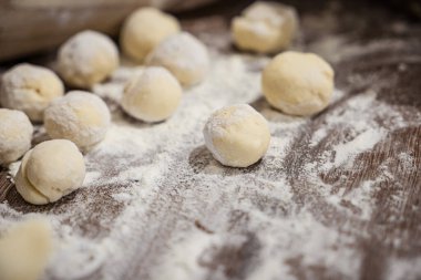 Çiğ hamur köftesi, patates ve soğanlı koyu ahşap masa Varenyky.