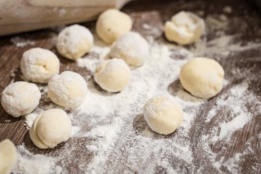 Çiğ hamur köftesi, patates ve soğanlı koyu ahşap masa Varenyky.