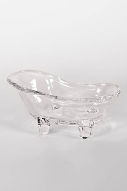 Sepet mumu tutacağı, hatıra eşyası, biblo, beyaz üzerine melek seramiği, saksılar, bitkiler için vazo ve çiçekler.