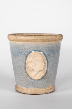 Sepet mumu tutacağı, hatıra eşyası, biblo, beyaz üzerine melek seramiği, saksılar, bitkiler için vazo ve çiçekler.