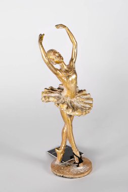 Sepet mumu tutacağı, hatıra eşyası, biblo, beyaz üzerine melek seramiği, saksılar, bitkiler için vazo ve çiçekler.