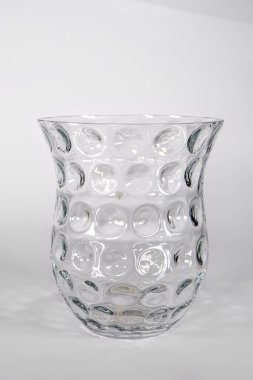 Sepet mumu tutacağı, hatıra eşyası, biblo, beyaz üzerine melek seramiği, saksılar, bitkiler için vazo ve çiçekler.