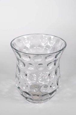 Sepet mumu, biblo, biblo. Çiçekler için saksı vazosundaki melek seramiği.