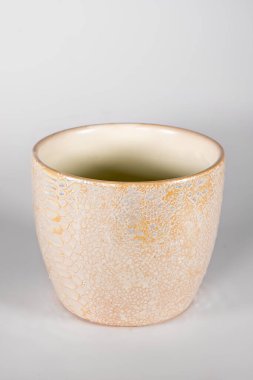 Sepet mumu, biblo, biblo. Çiçekler için saksı vazosundaki melek seramiği.