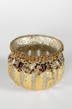 Sepet mumu, biblo, biblo. Çiçekler için saksı vazosundaki melek seramiği.