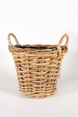 Sepet mumu, biblo, biblo. Çiçekler için saksı vazosundaki melek seramiği.