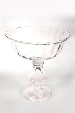 Sepet mumu, biblo, biblo. Çiçekler için saksı vazosundaki melek seramiği.