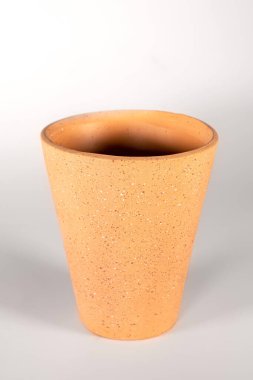 Sepet mumu, biblo, biblo. Çiçekler için saksı vazosundaki melek seramiği.