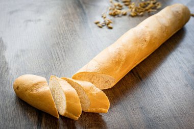 Tahta masada taze Brad var. Fırın, dilimlenmiş, çörek