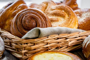 Tahta masada taze Brad var. Fırın, dilimlenmiş, çörek