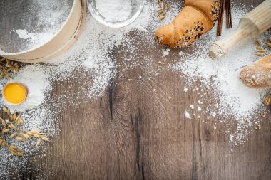 Tahta masada taze Brad var. Fırın, dilimlenmiş, çörek