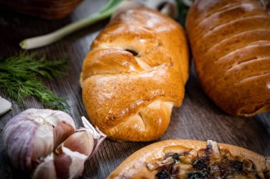 Tahta masada taze Brad var. Fırın, dilimlenmiş, çörek