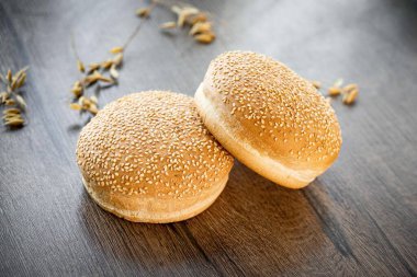 Tahta masada taze Brad var. Fırın, dilimlenmiş, çörek