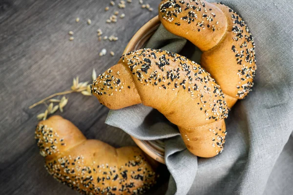 Verse Vlecht Houten Tafel Bakkerij Gesneden Broodjes — Stockfoto