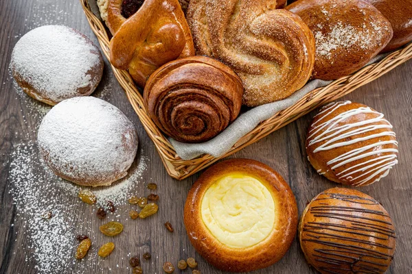 Tahta masada taze Brad var. Fırın, dilimlenmiş, çörek