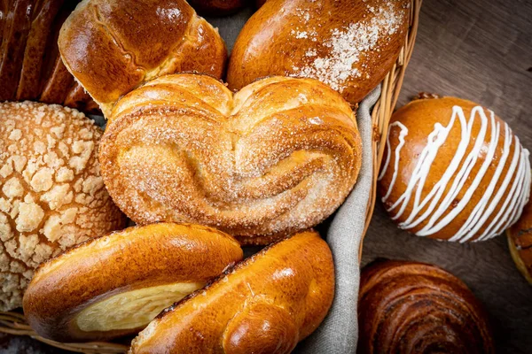 Verse Vlecht Houten Tafel Bakkerij Gesneden Broodjes — Stockfoto