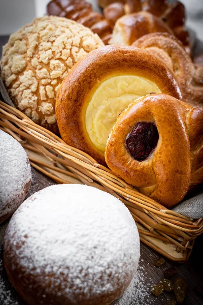 Verse Vlecht Houten Tafel Bakkerij Gesneden Broodjes — Stockfoto